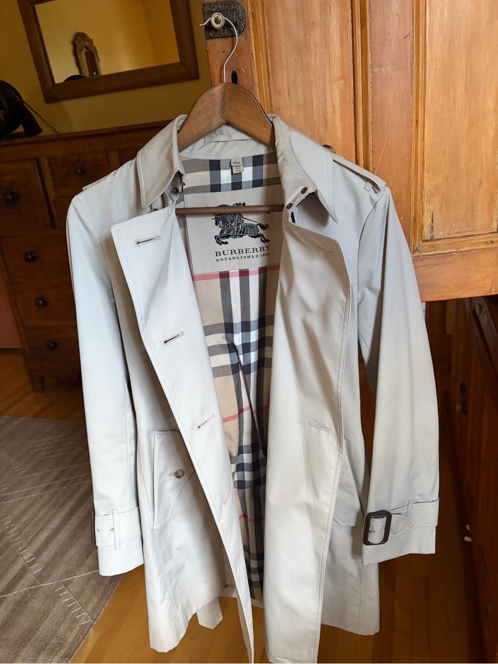 Burberry mid length Beige Women’s Trench Coat with Signature Check Lining